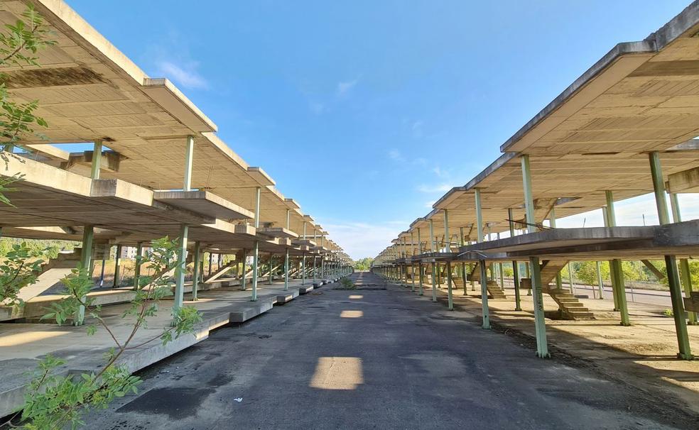 Más de 40 chalets del Área 18 de León capital, olvidados por la crisis de la construcción tras la quiebra de Begar, son recuperados ahora y serán finalizados. 