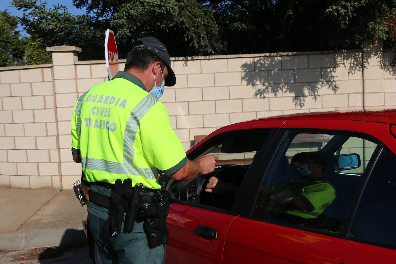 Campaña de control de distracciones en la conducción en la N-120 a su paso por Villadandogos del Páramo.