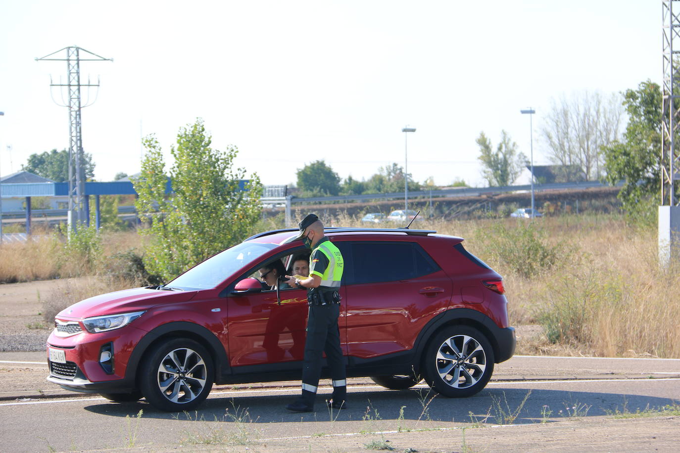 Campaña de control de distracciones en la conducción en la N-120 a su paso por Villadandogos del Páramo.