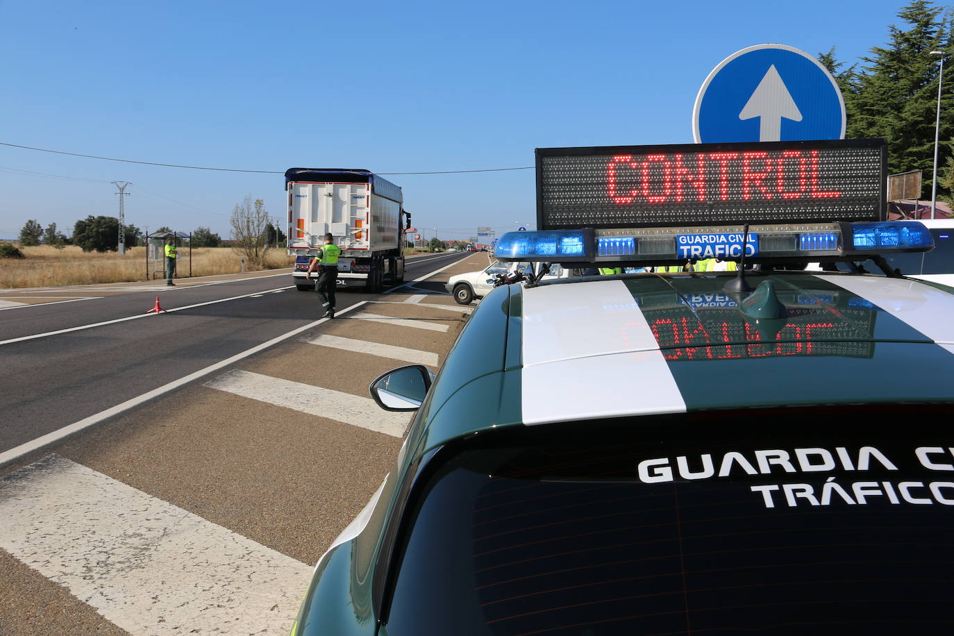 Campaña de control de distracciones en la conducción en la N-120 a su paso por Villadandogos del Páramo.