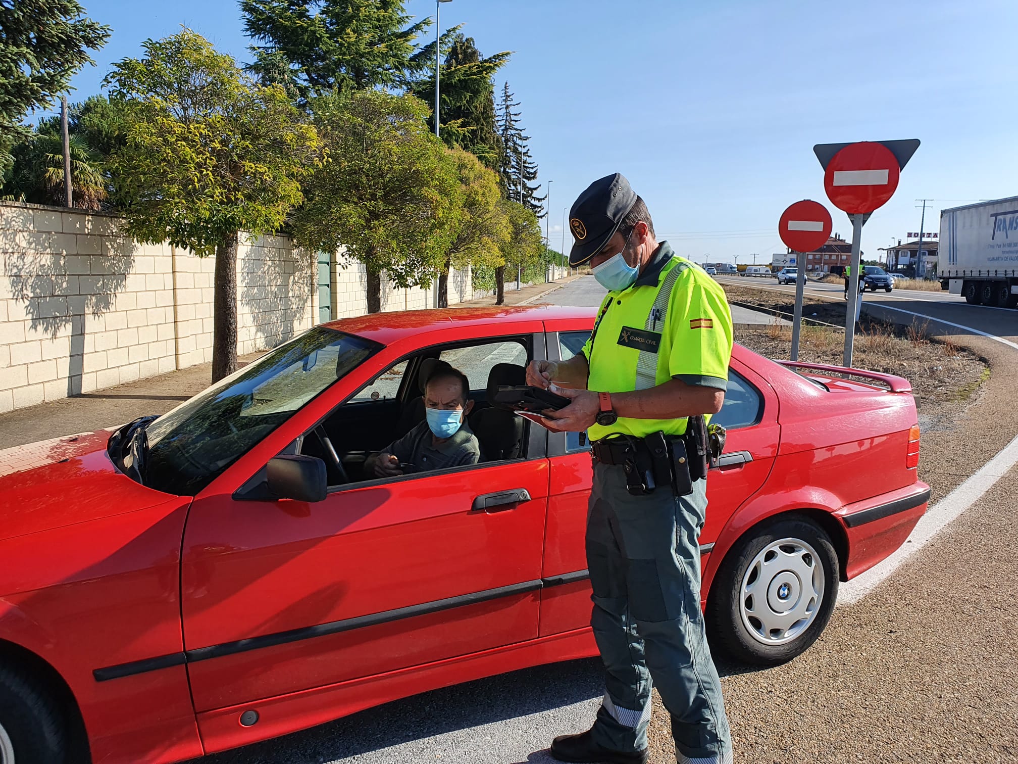 Campaña de control de distracciones en la conducción en la N-120 a su paso por Villadandogos del Páramo.