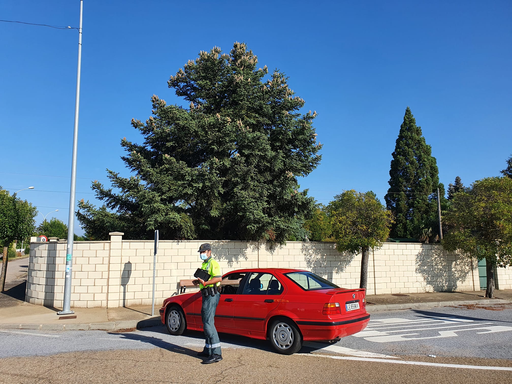 Campaña de control de distracciones en la conducción en la N-120 a su paso por Villadandogos del Páramo.