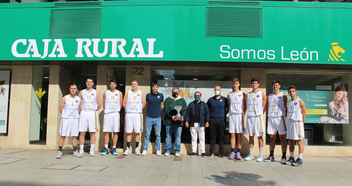 La sede de la entidad bancaria en Ordoño II ha sido el escenario de la foto oficial del equipo leonés.