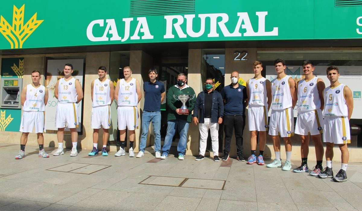 La sede de la entidad bancaria en Ordoño II ha sido el escenario de la foto oficial del equipo leonés.