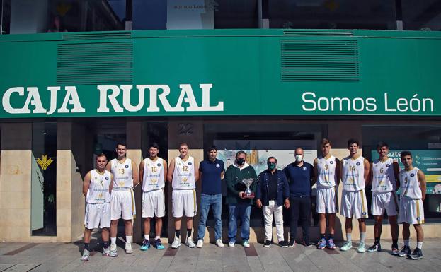 Galería. Foto de familia del equipo en la sucursal de Caja Rural.