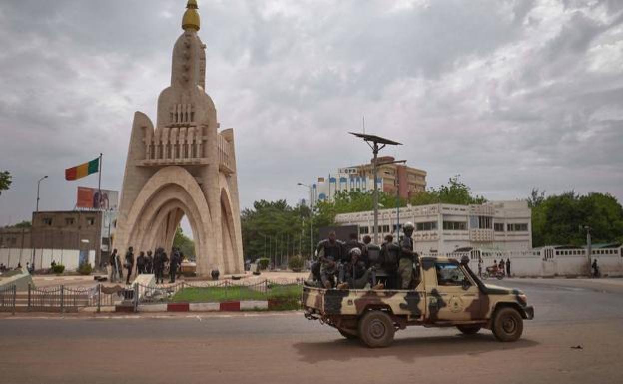 Efectivos de la Guardia Nacional en la plaza de la Independencia, en Bamako.