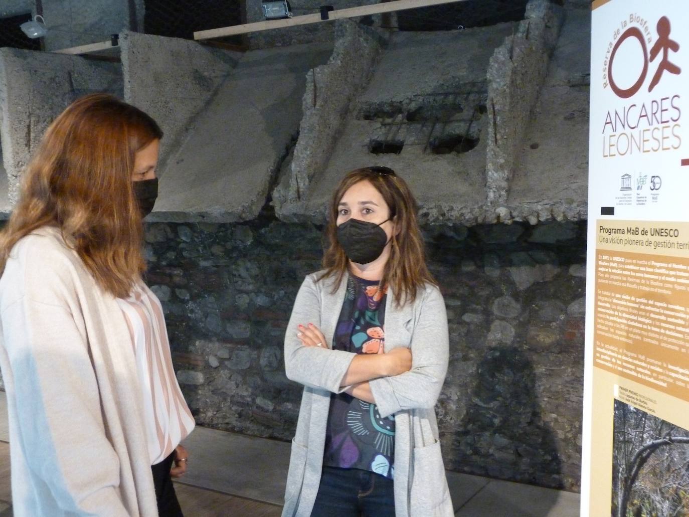 Susana Abad, gerente de la RBALE, y Yasodhara López, directora del Museo de la Energía, en la inauguración de la muestra.