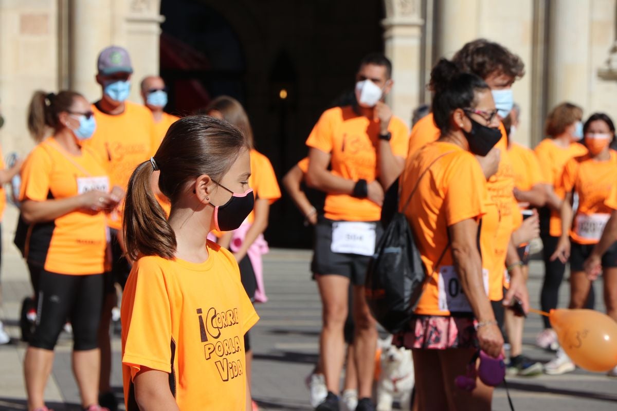 La VIII edición de la carrera solidaria de Alcles ha congregado a decenas de personas en la explanada de San Marcos para visibilizar la lucha contra las enfermedades de la sangre.