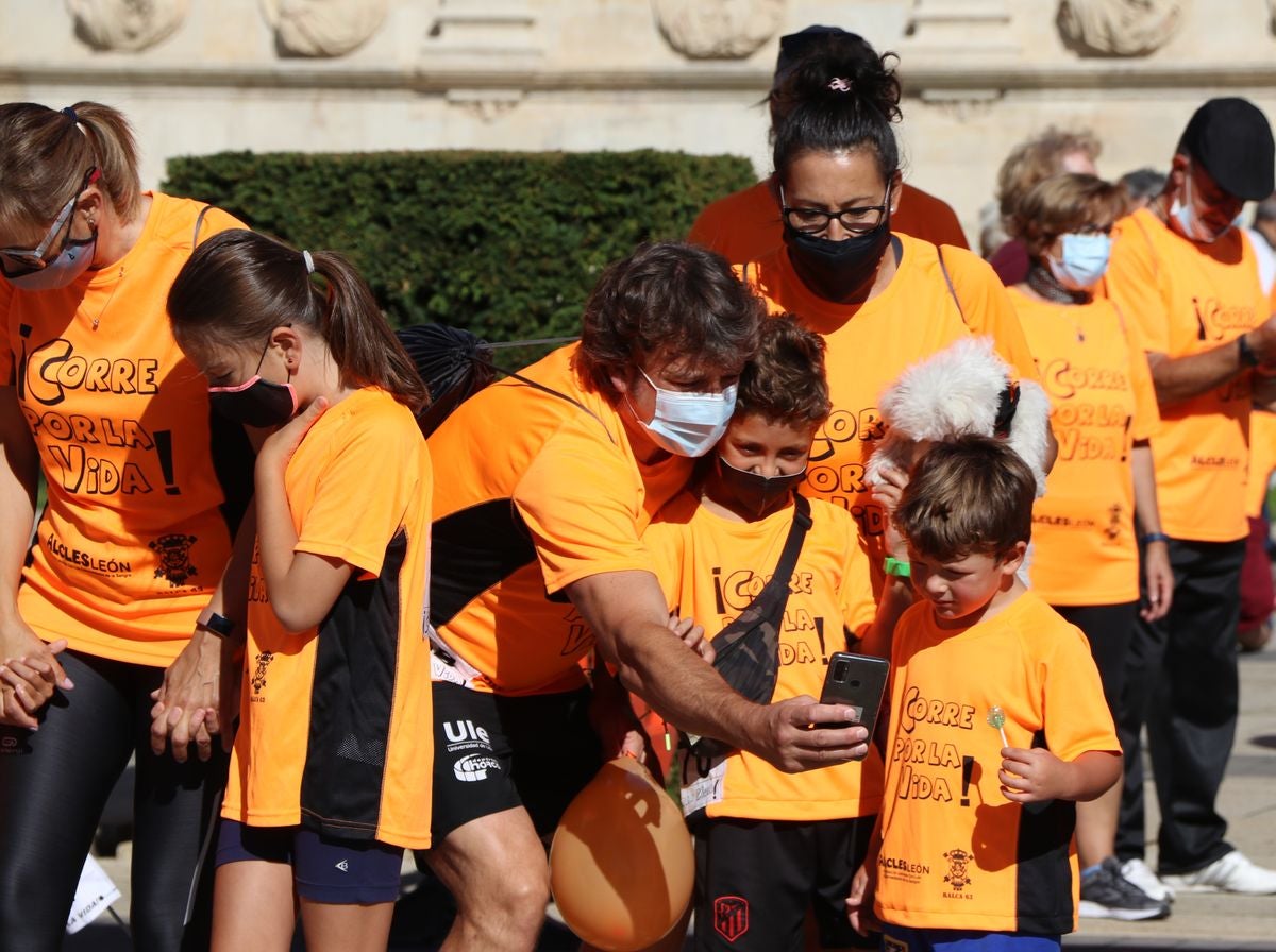 La VIII edición de la carrera solidaria de Alcles ha congregado a decenas de personas en la explanada de San Marcos para visibilizar la lucha contra las enfermedades de la sangre.
