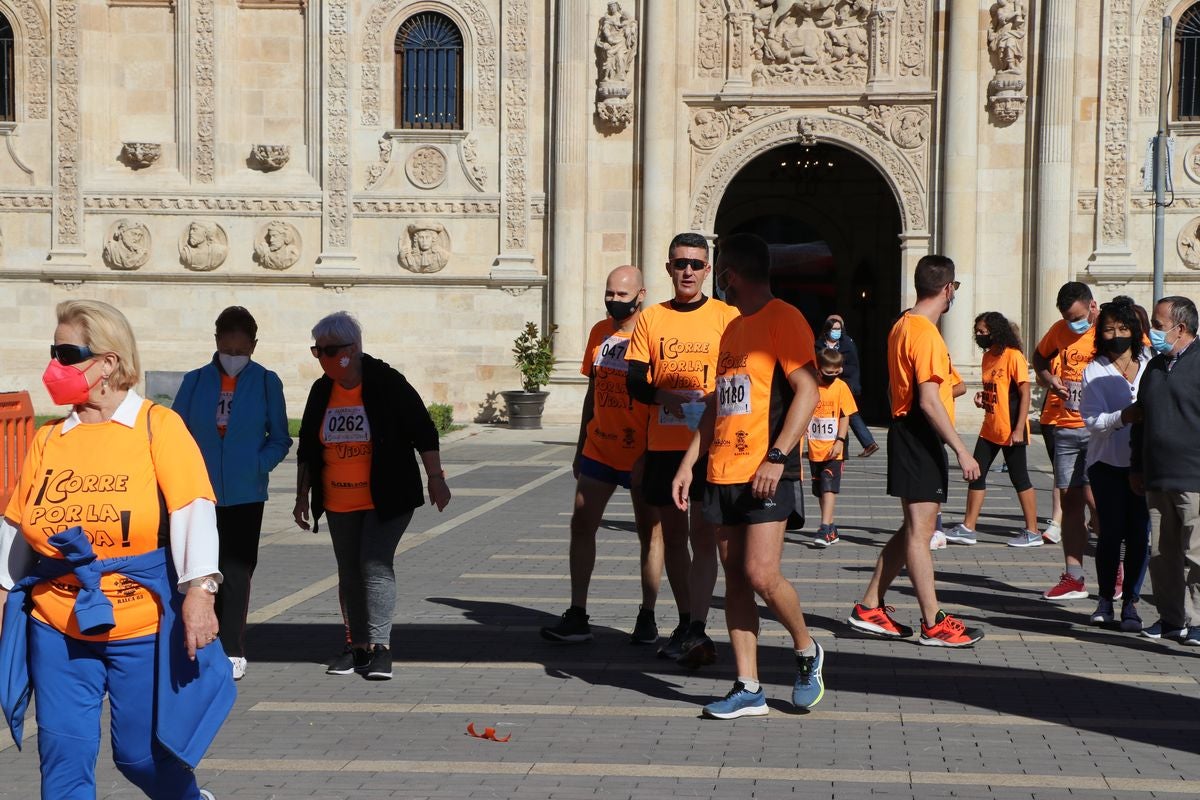 La VIII edición de la carrera solidaria de Alcles ha congregado a decenas de personas en la explanada de San Marcos para visibilizar la lucha contra las enfermedades de la sangre.