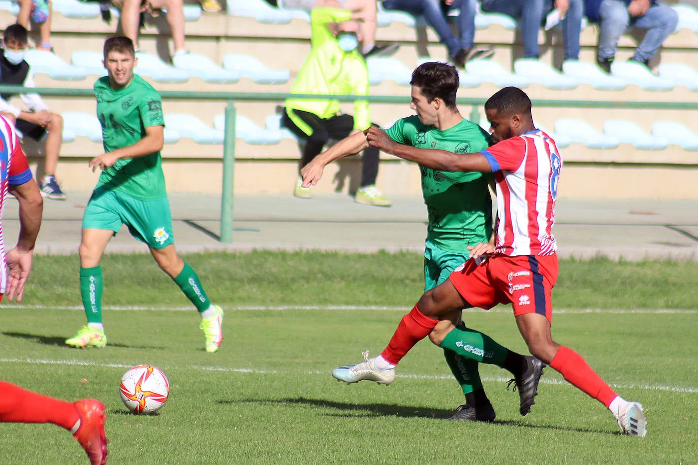 Atlético Astorga y Atlético Bembibre disputaron el primer derbi de la temporada en Tercera RFEF entre equipos de la provincia.