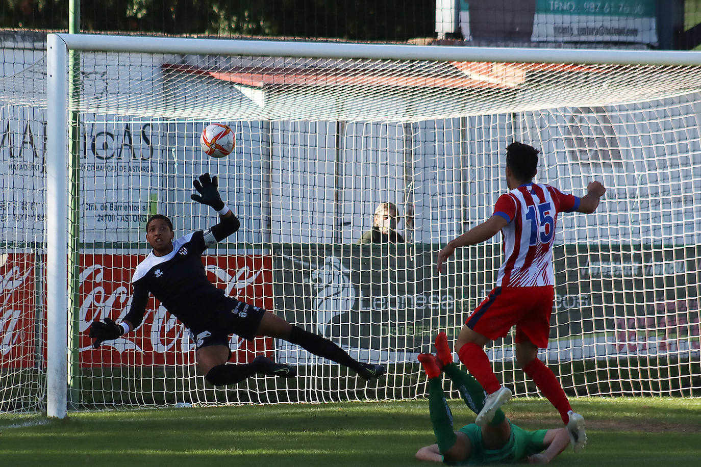 Atlético Astorga y Atlético Bembibre disputaron el primer derbi de la temporada en Tercera RFEF entre equipos de la provincia.