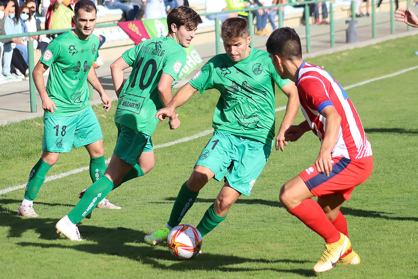 Atlético Astorga y Atlético Bembibre disputaron el primer derbi de la temporada en Tercera RFEF entre equipos de la provincia.