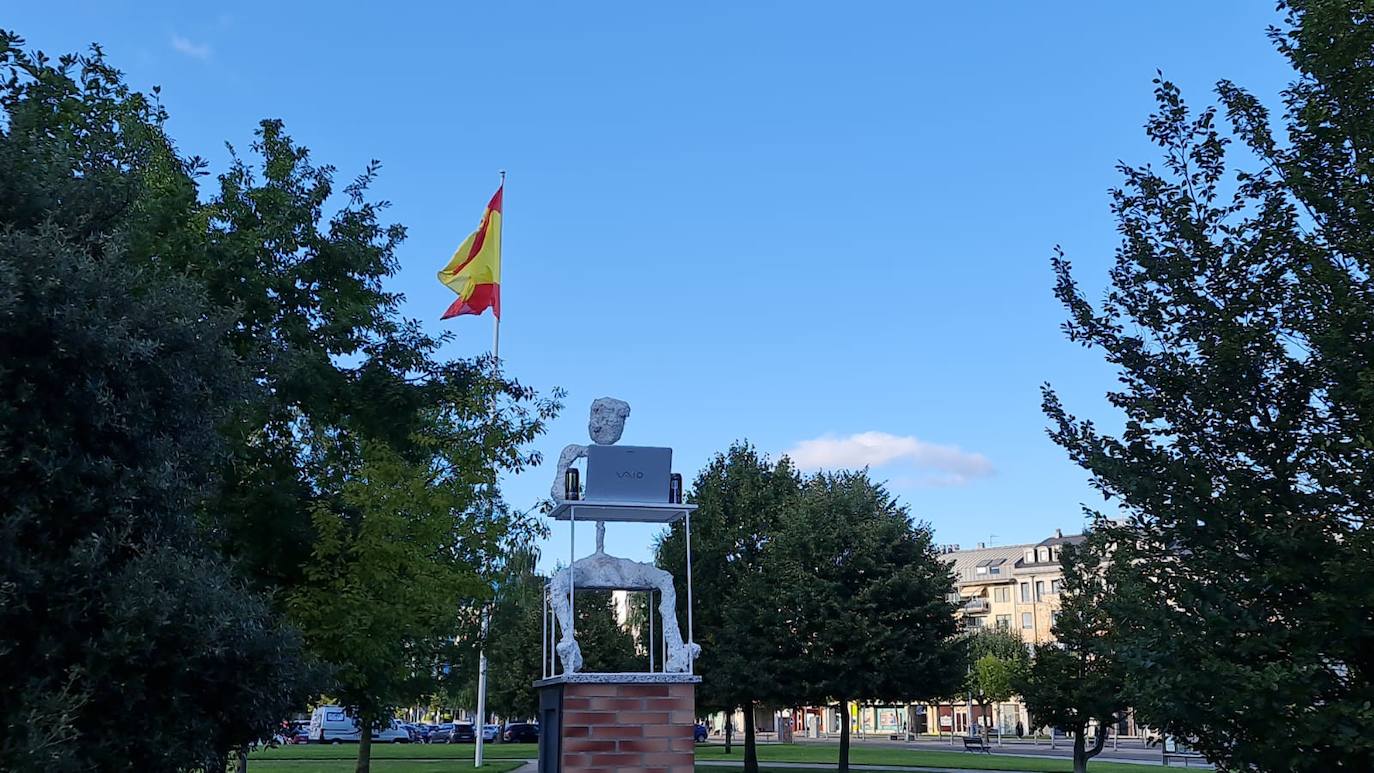 Una nueva escultura adorna la ciudad. 