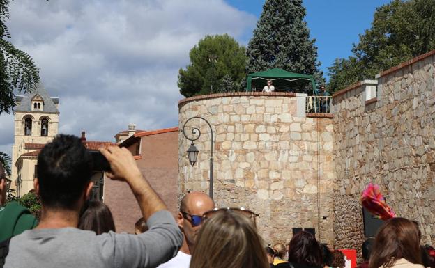 Galería. Actuación del grupo 'El Viaje de Copperpot' en lo alto de la muralla de El Cid.