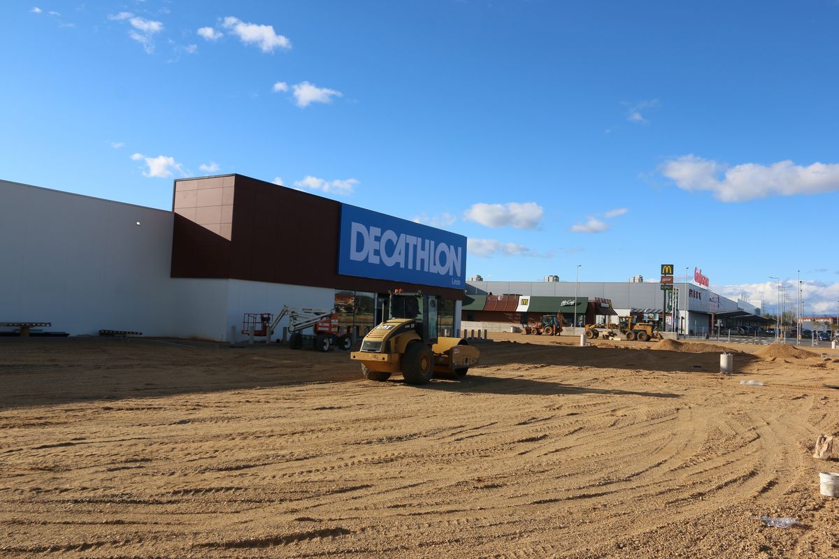 La firma deportiva ya muestra sus colores en la nave del nuevo Centro Comercial Reino de León.