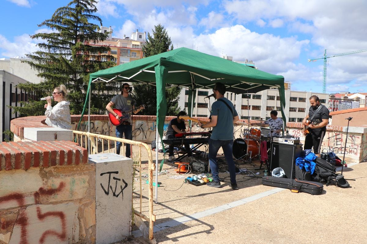 El tributo a La Oreja de Van Gogh 'El Viaje de Copperpot' ha ofrecido un concierto en honor a la banda donostiarra en el entorno de la muralla de El Cid.