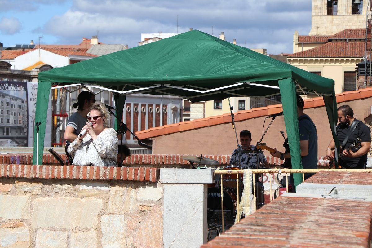 El tributo a La Oreja de Van Gogh 'El Viaje de Copperpot' ha ofrecido un concierto en honor a la banda donostiarra en el entorno de la muralla de El Cid.