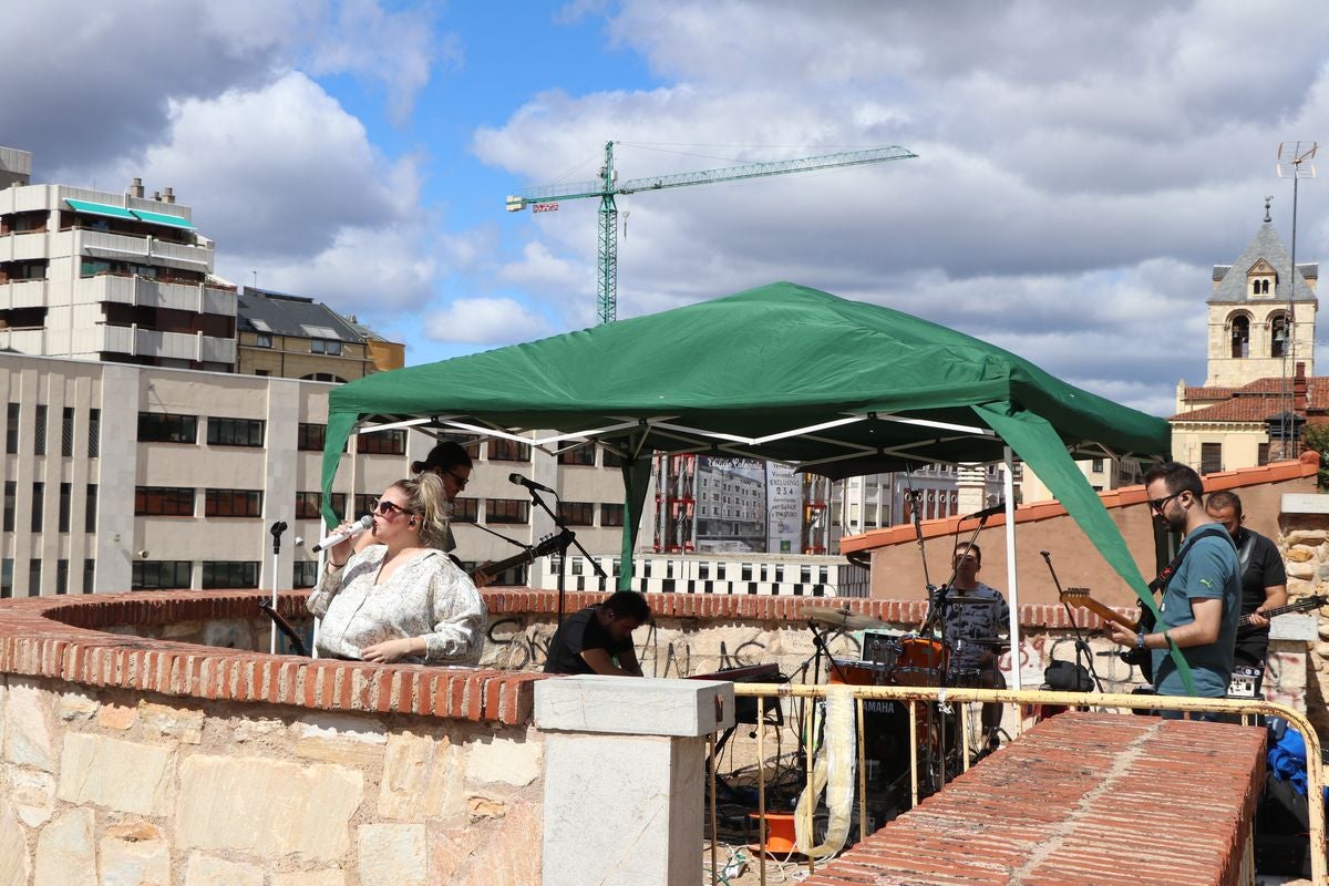 El tributo a La Oreja de Van Gogh 'El Viaje de Copperpot' ha ofrecido un concierto en honor a la banda donostiarra en el entorno de la muralla de El Cid.