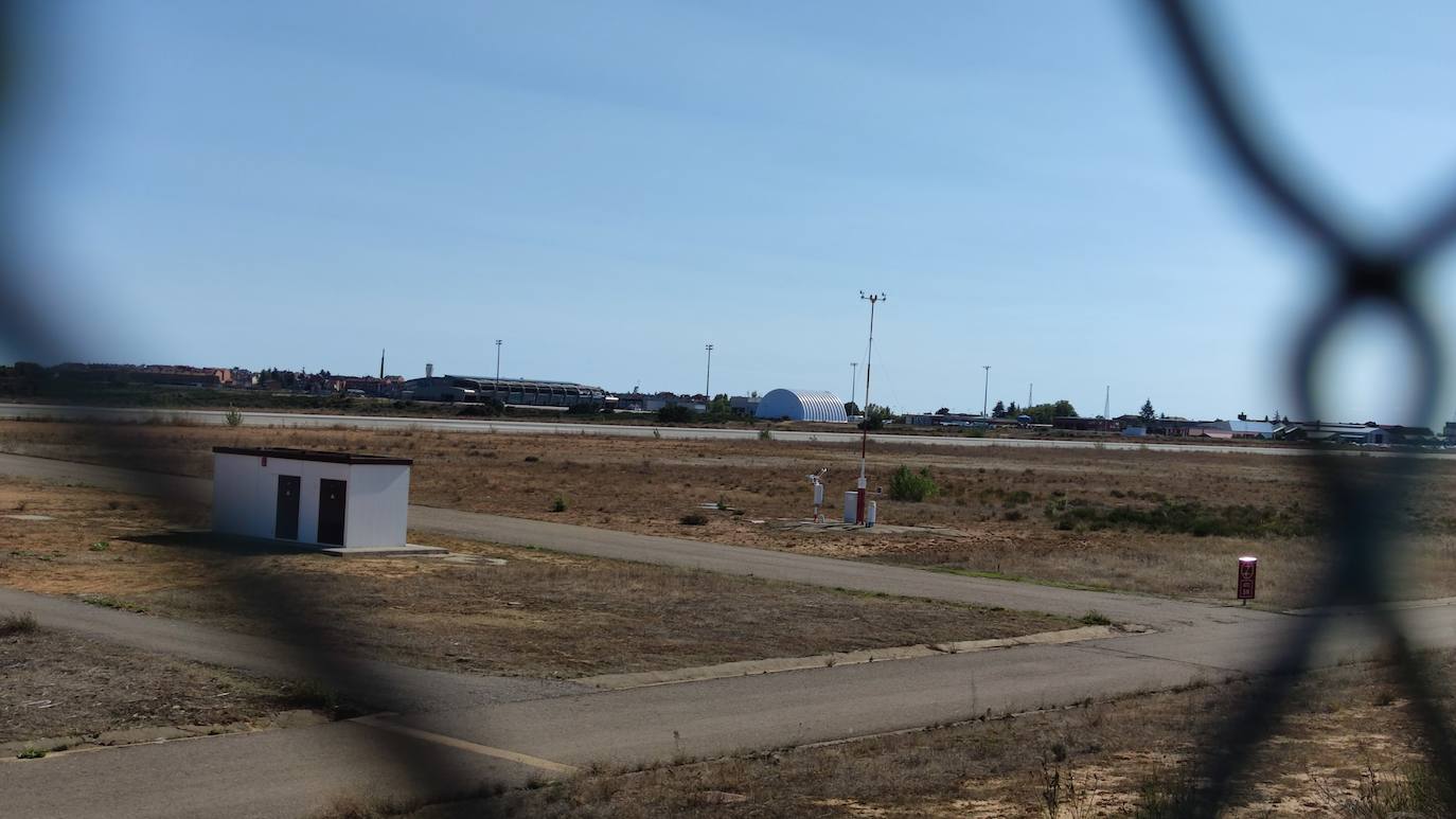 Una avioneta que participaba en el Raid Centenario de las bases aéreas se estrella en una de las pistas del aeropuerto de León