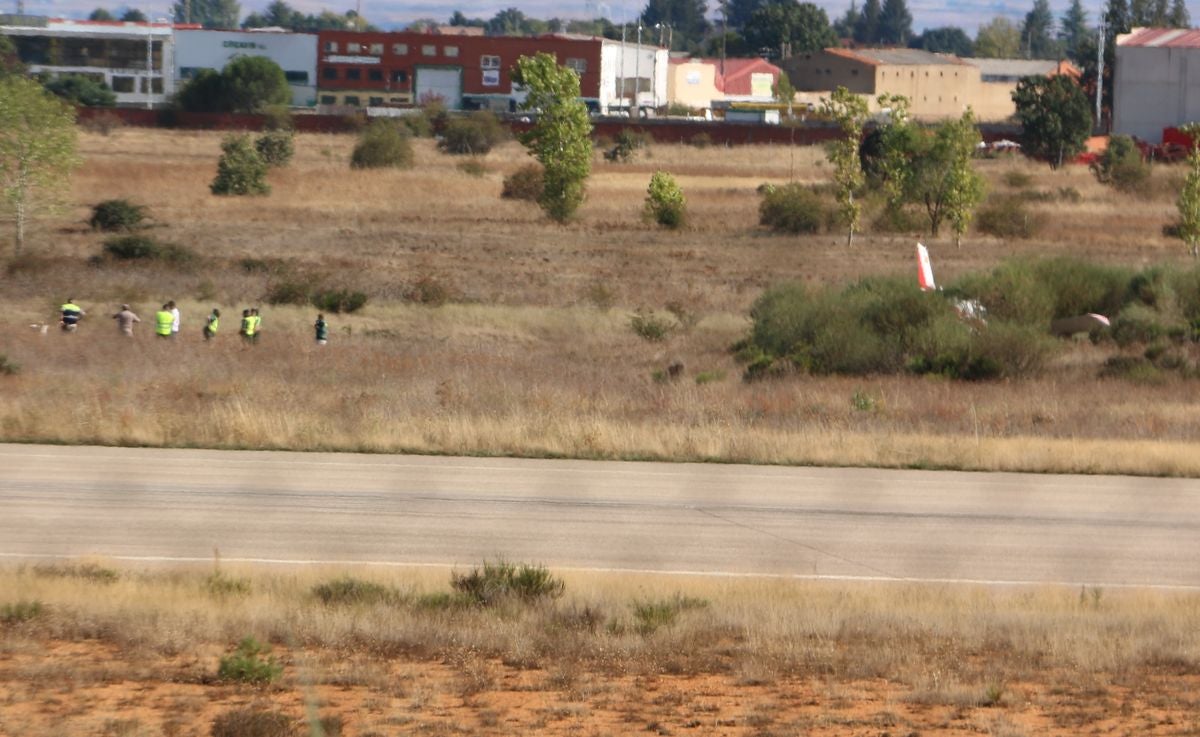 Una avioneta que participaba en el Raid Centenario de las bases aéreas se estrella en una de las pistas del aeropuerto de León