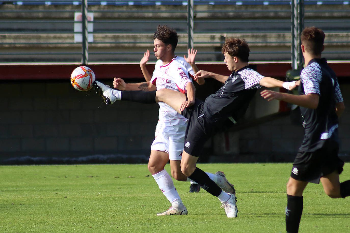El cuadro leonés venció con autoridad al Flecha Negra en su segundo partido como local
