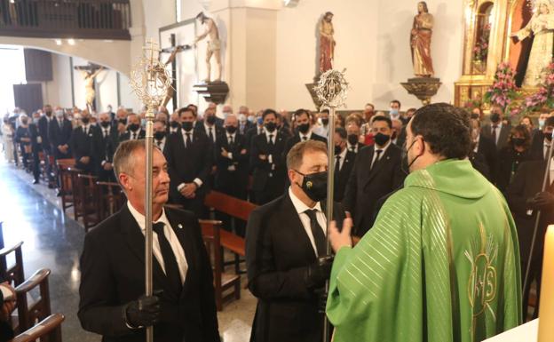 Momento del cambio de varas que establece al nuevo abad de la cofradía. 
