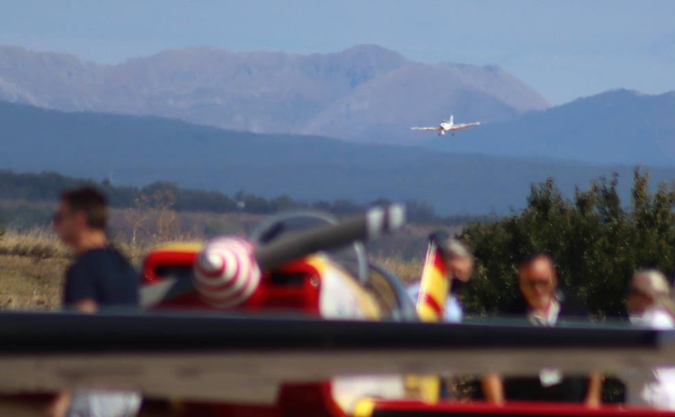 Llegada de una de las aeronaves al aeródromo militar de La Virgen del Camino.