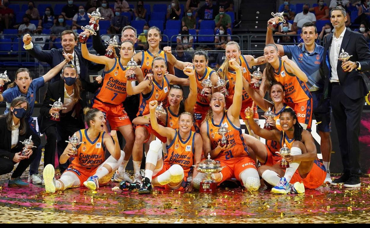 Las jugadoras de Valencia Basket celebran el título.