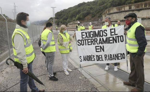 Un instante de la protesta realizada por los leonesistas en Campomanes.