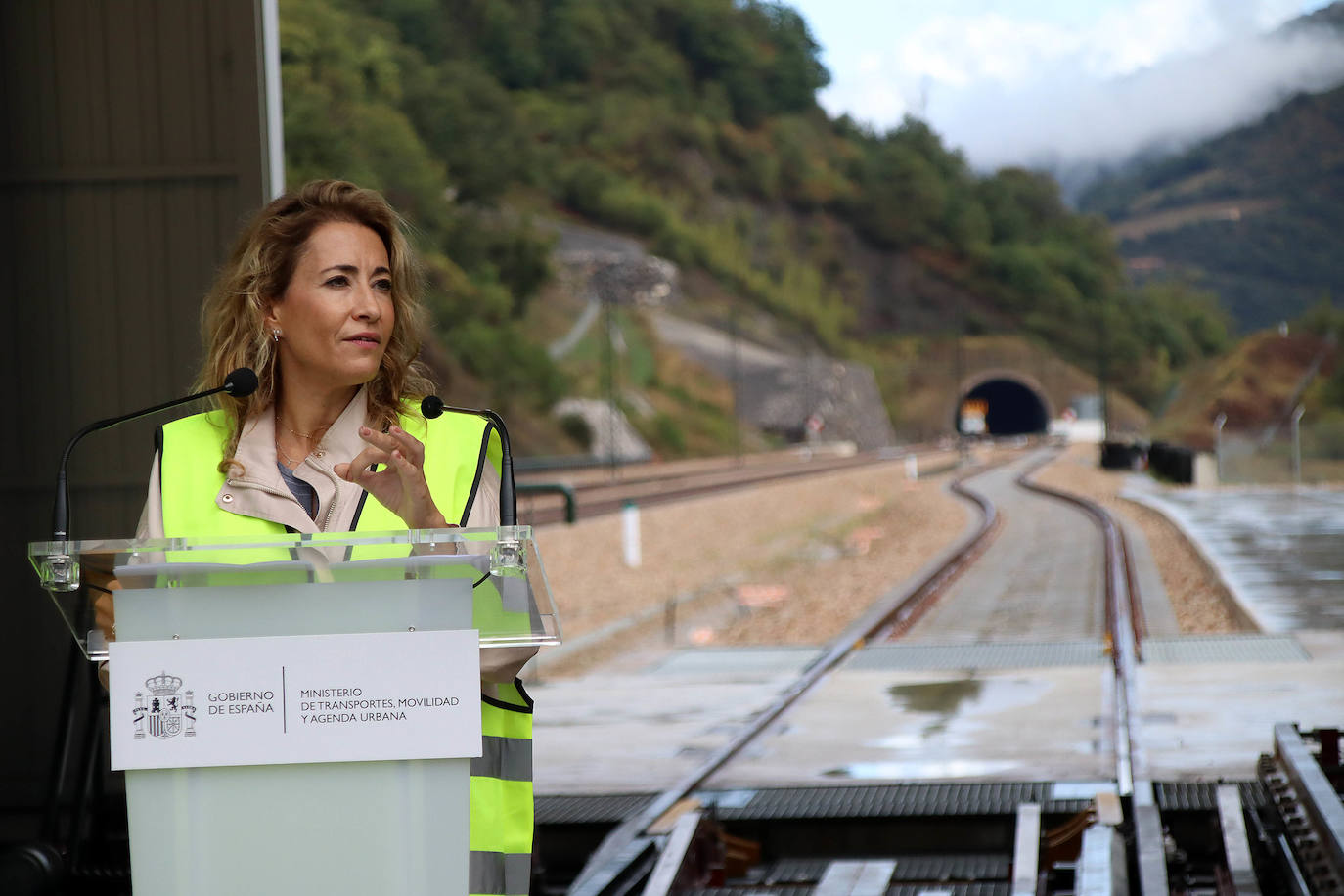 La ministra de Transportes, Movilidad y Agenda Urbana, Raquel Sánchez, realiza el primer viaje sobre esta infraestructura en un 'tren técnico' | Las pruebas de seguridad permitirán su apertura en el último tramo del 2022 o inicios del 2023. 