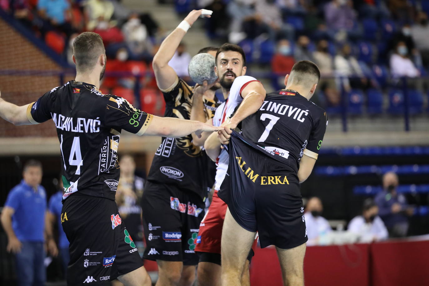 El conjunto ademarista ha disputado ante Logroño en tierras riojanas la ida de la eliminatoria previa a la fase de grupos de la EHF European League con derrota 34-30