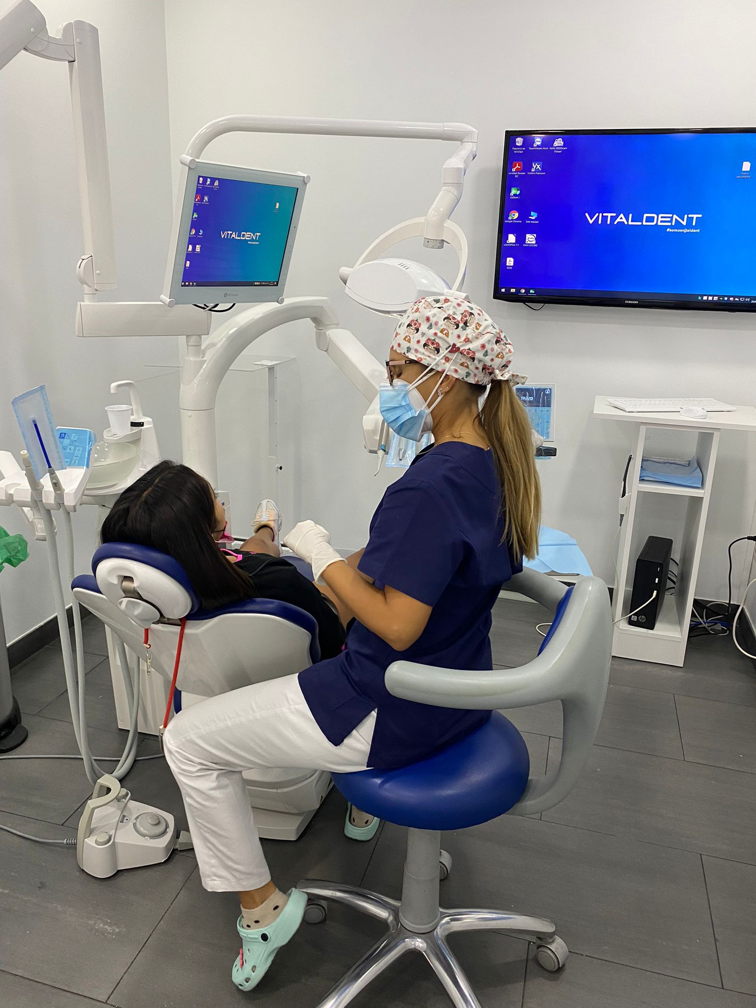 Las gimnastas Paula Serrano y Sol Martínez se han pasado por las instalaciones de Vitaldent en León.