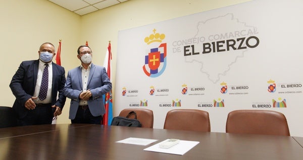 El presidente del Consejo y el director general de Patrimonio Cultural (C), en la sede del Consejo Comarcal del Bierzo.