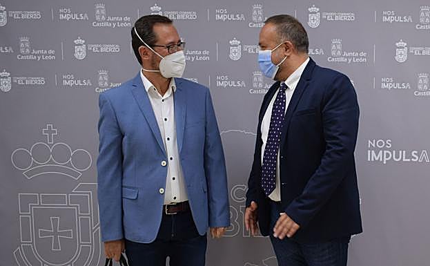 Gumersindo Bueno y Gerardo Álvarez Courel, en la sede del Consejo Comarcal del Bierzo.