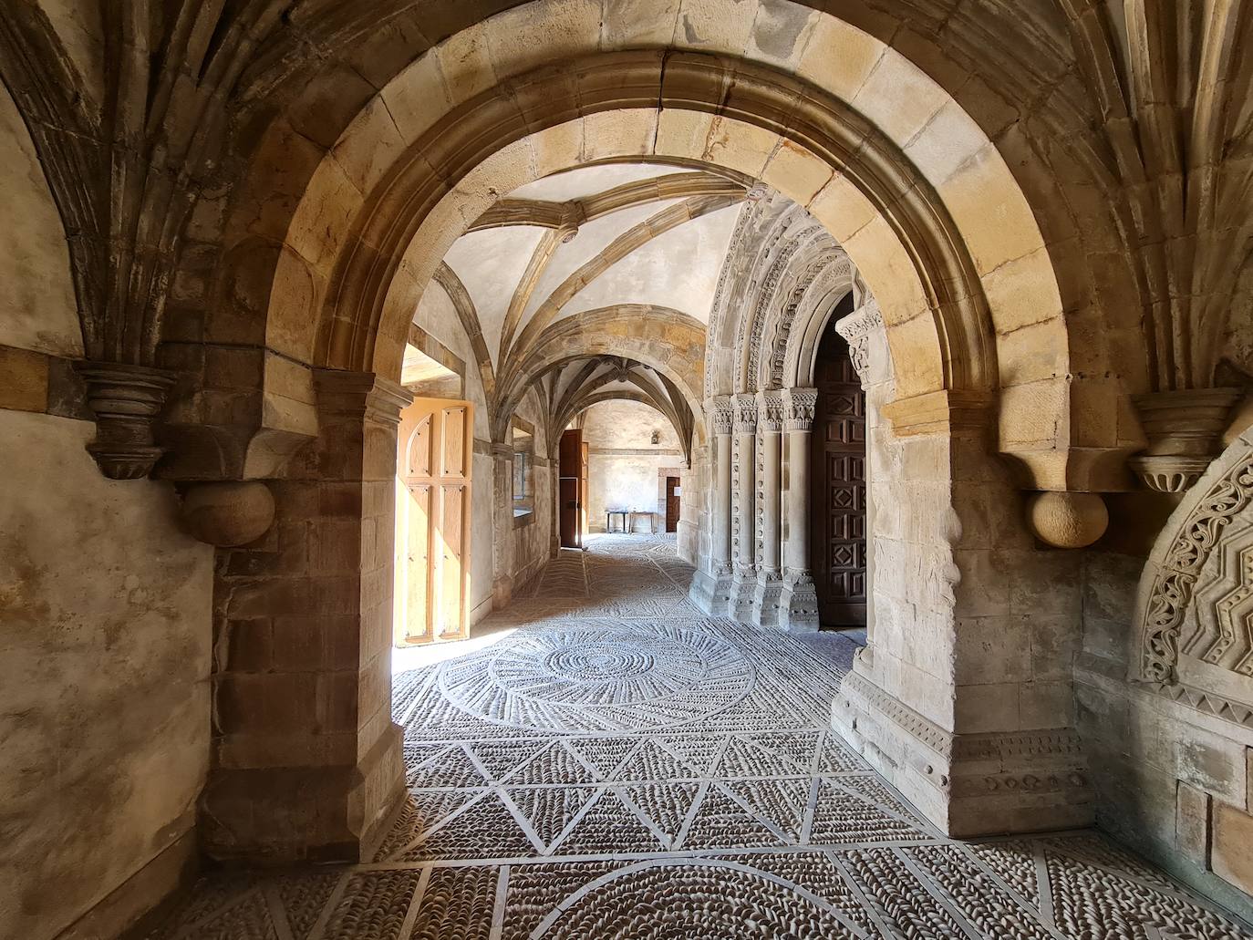 Este templo, ubicado a solo un kilómetro del puerto de Pajares, fue hospital de peregrinos y residencia temporal del rey Alfonso IX | Bien de Interés Cultural y Patrimonio histórico de España la obra inicial fue ordenada por el conde Fruela Díaz y su esposa Estefanía Sánchez. 