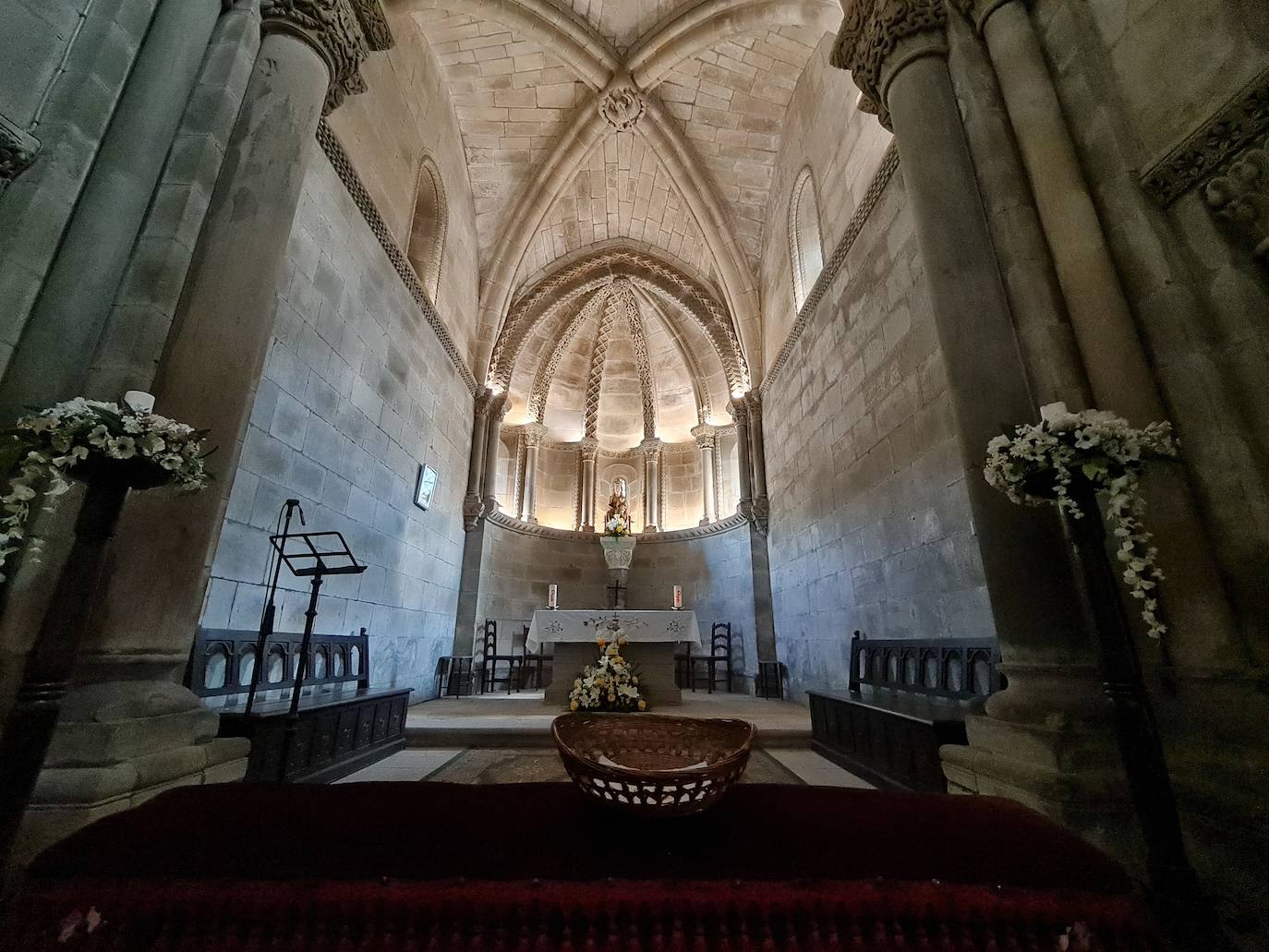 Este templo, ubicado a solo un kilómetro del puerto de Pajares, fue hospital de peregrinos y residencia temporal del rey Alfonso IX | Bien de Interés Cultural y Patrimonio histórico de España la obra inicial fue ordenada por el conde Fruela Díaz y su esposa Estefanía Sánchez. 