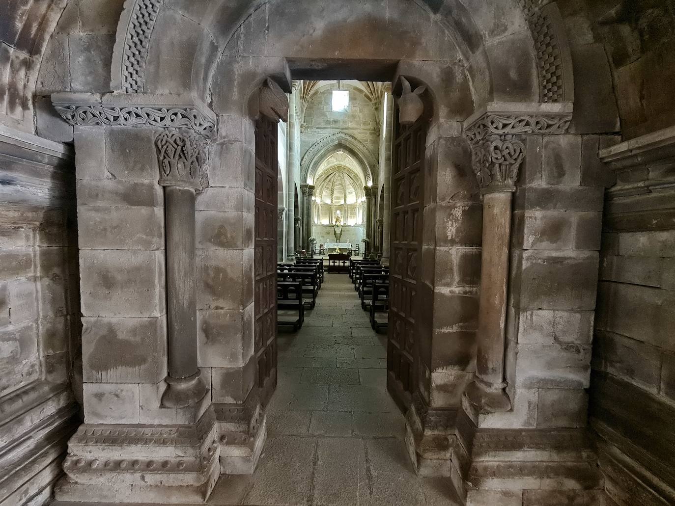 Este templo, ubicado a solo un kilómetro del puerto de Pajares, fue hospital de peregrinos y residencia temporal del rey Alfonso IX | Bien de Interés Cultural y Patrimonio histórico de España la obra inicial fue ordenada por el conde Fruela Díaz y su esposa Estefanía Sánchez. 