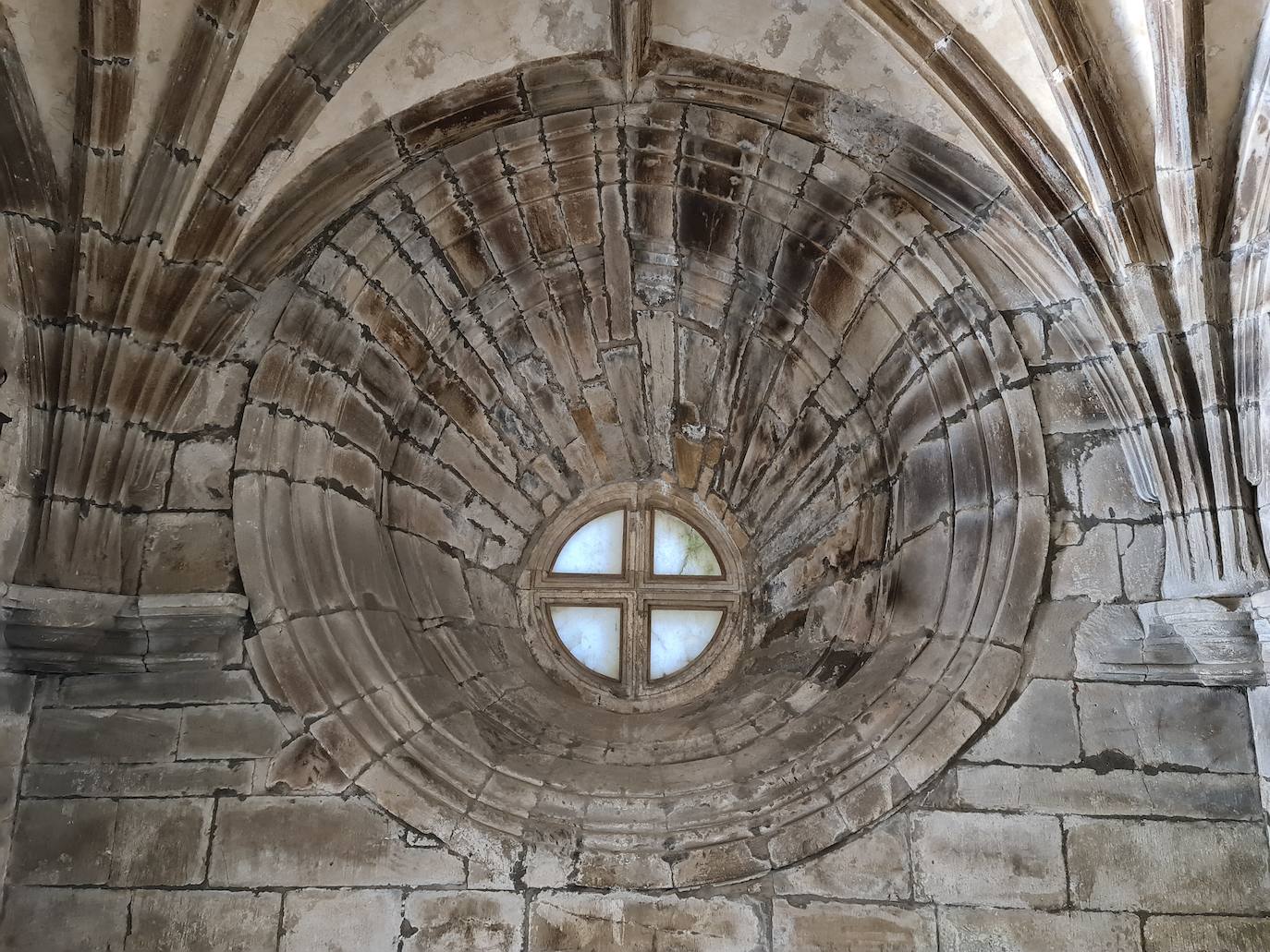 Este templo, ubicado a solo un kilómetro del puerto de Pajares, fue hospital de peregrinos y residencia temporal del rey Alfonso IX | Bien de Interés Cultural y Patrimonio histórico de España la obra inicial fue ordenada por el conde Fruela Díaz y su esposa Estefanía Sánchez. 