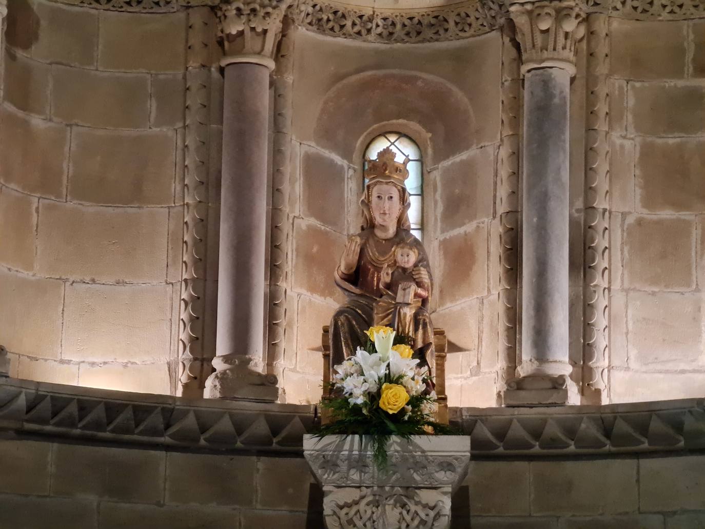 Este templo, ubicado a solo un kilómetro del puerto de Pajares, fue hospital de peregrinos y residencia temporal del rey Alfonso IX | Bien de Interés Cultural y Patrimonio histórico de España la obra inicial fue ordenada por el conde Fruela Díaz y su esposa Estefanía Sánchez. 