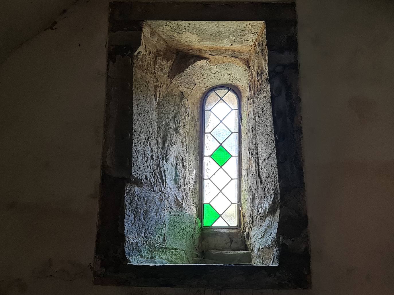 Este templo, ubicado a solo un kilómetro del puerto de Pajares, fue hospital de peregrinos y residencia temporal del rey Alfonso IX | Bien de Interés Cultural y Patrimonio histórico de España la obra inicial fue ordenada por el conde Fruela Díaz y su esposa Estefanía Sánchez. 