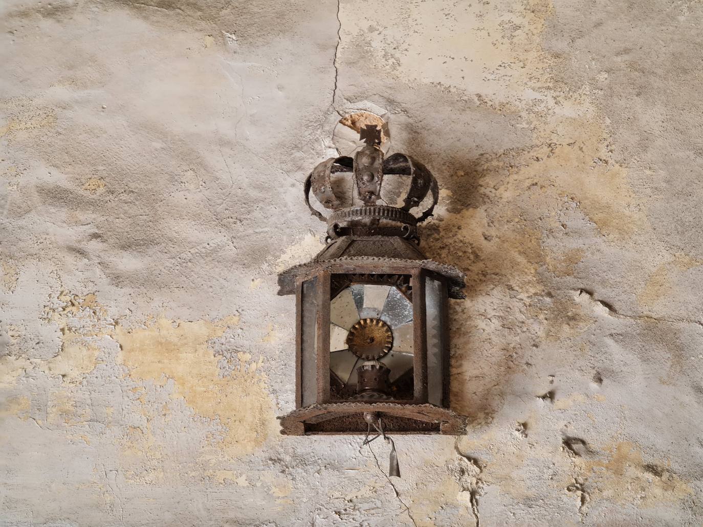 Este templo, ubicado a solo un kilómetro del puerto de Pajares, fue hospital de peregrinos y residencia temporal del rey Alfonso IX | Bien de Interés Cultural y Patrimonio histórico de España la obra inicial fue ordenada por el conde Fruela Díaz y su esposa Estefanía Sánchez. 