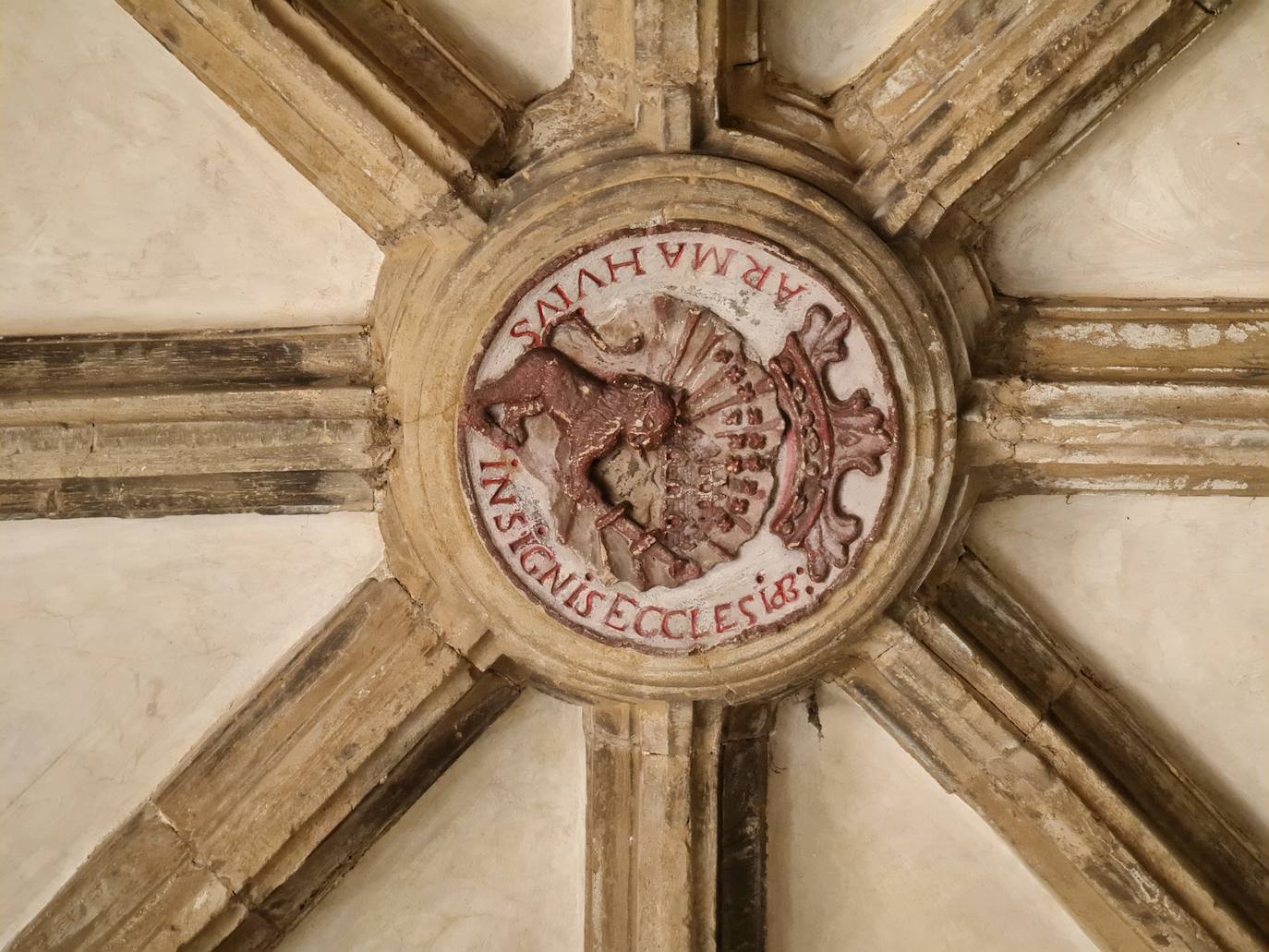 Este templo, ubicado a solo un kilómetro del puerto de Pajares, fue hospital de peregrinos y residencia temporal del rey Alfonso IX | Bien de Interés Cultural y Patrimonio histórico de España la obra inicial fue ordenada por el conde Fruela Díaz y su esposa Estefanía Sánchez. 