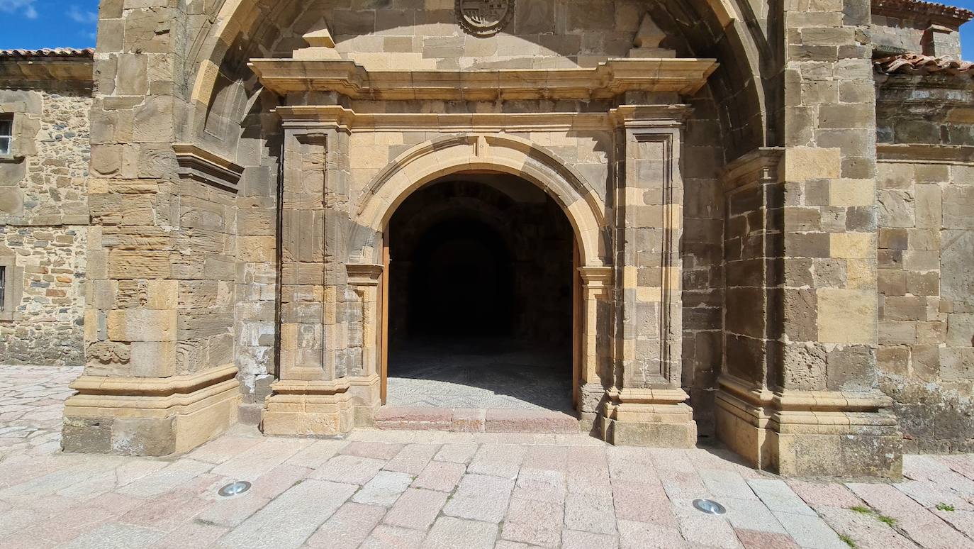 Este templo, ubicado a solo un kilómetro del puerto de Pajares, fue hospital de peregrinos y residencia temporal del rey Alfonso IX | Bien de Interés Cultural y Patrimonio histórico de España la obra inicial fue ordenada por el conde Fruela Díaz y su esposa Estefanía Sánchez. 