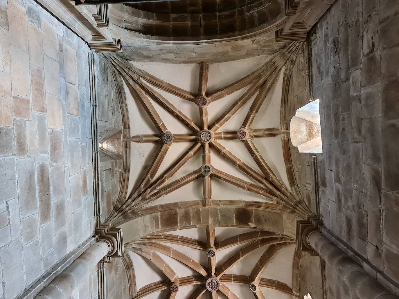 Este templo, ubicado a solo un kilómetro del puerto de Pajares, fue hospital de peregrinos y residencia temporal del rey Alfonso IX | Bien de Interés Cultural y Patrimonio histórico de España la obra inicial fue ordenada por el conde Fruela Díaz y su esposa Estefanía Sánchez. 