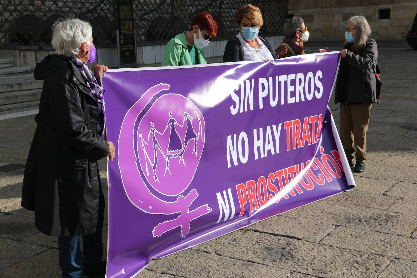 'Sin puteros no hay ni prostitución ni trata de mujeres', afirma la pancarta de la Plataforma Feminista frente a Botines.