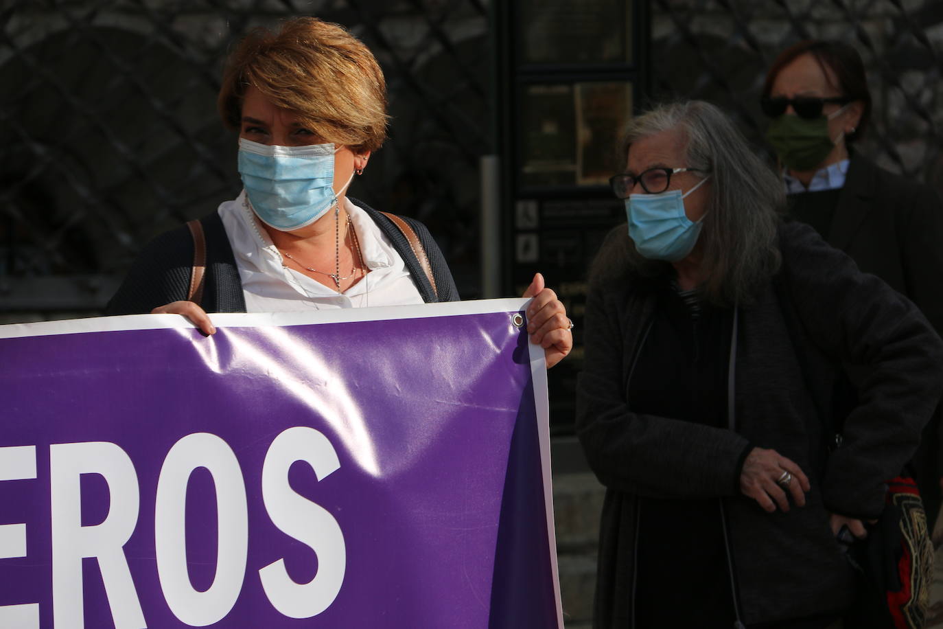 'Sin puteros no hay ni prostitución ni trata de mujeres', afirma la pancarta de la Plataforma Feminista frente a Botines.