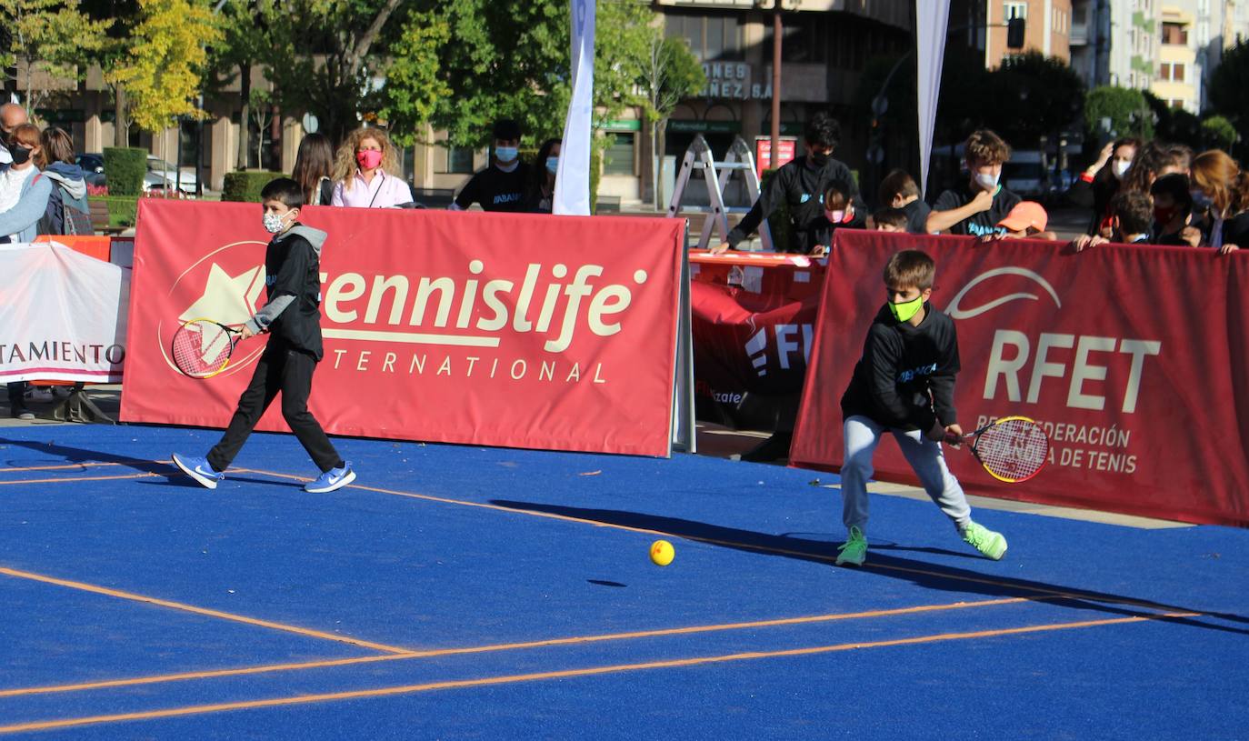 El que fuera entrenador de Rafa Nadal ha compartido unos minutos con los niños leoneses en una actividad paralela del FID 2021