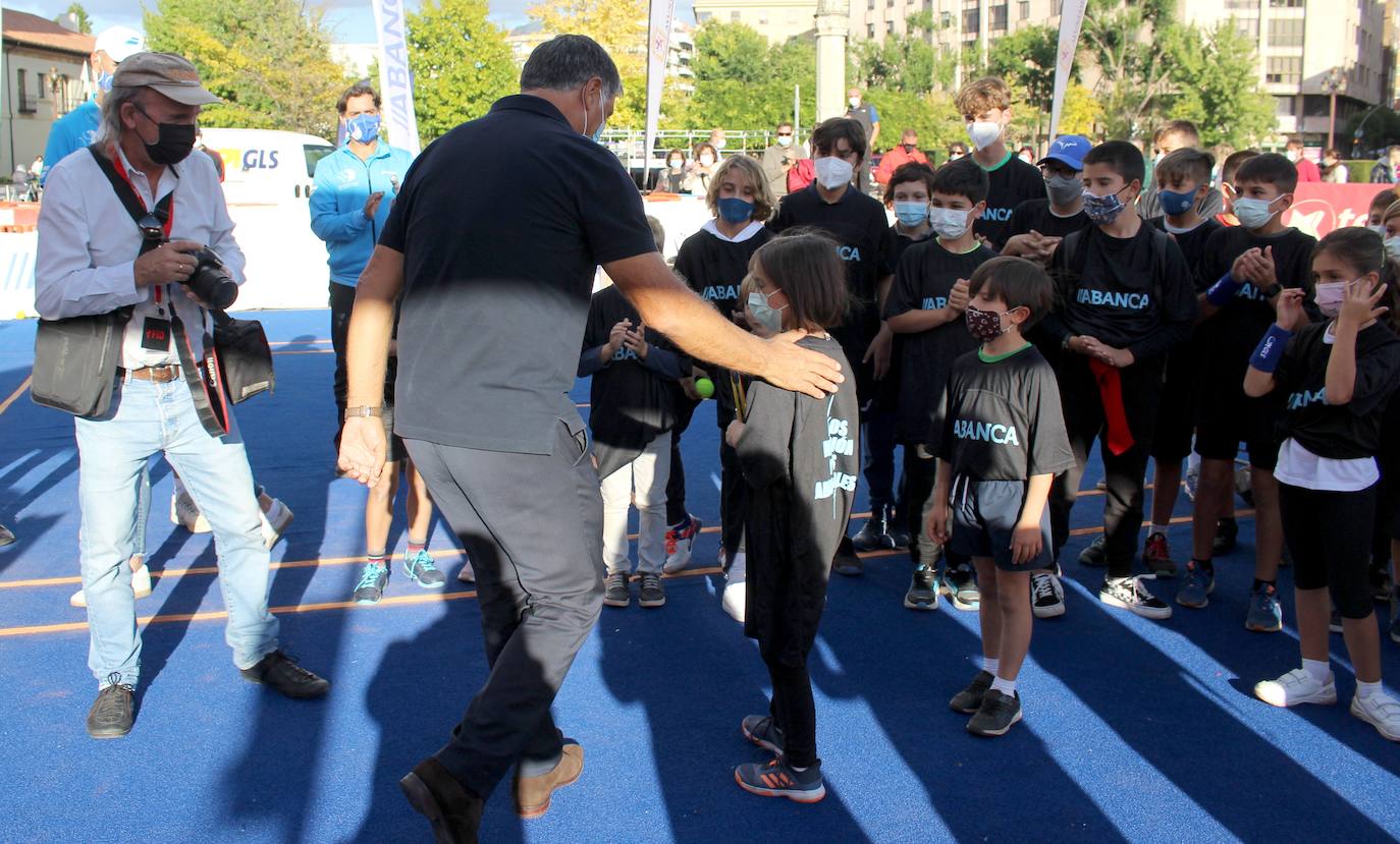 El que fuera entrenador de Rafa Nadal ha compartido unos minutos con los niños leoneses en una actividad paralela del FID 2021