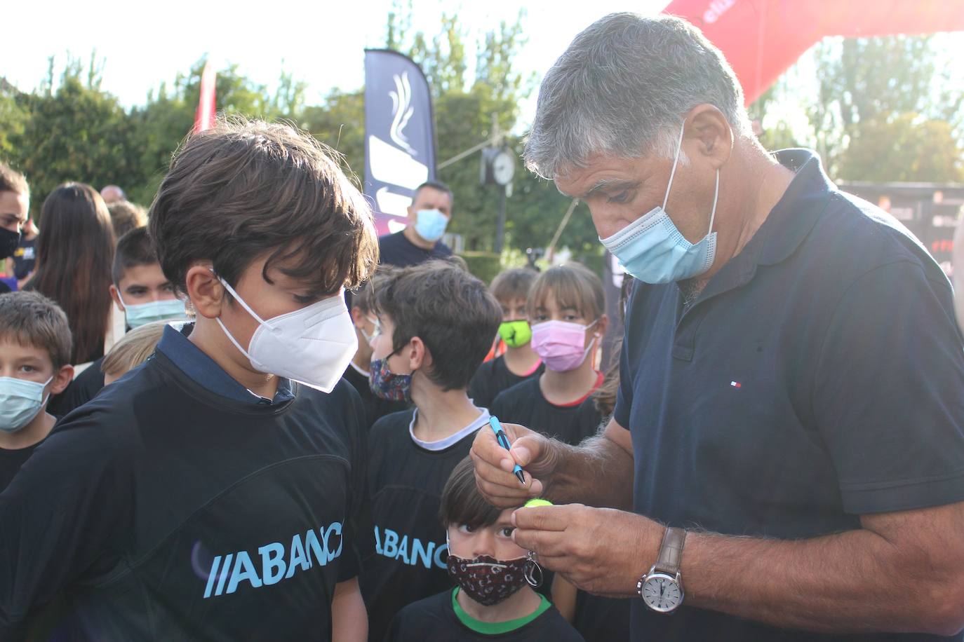 El que fuera entrenador de Rafa Nadal ha compartido unos minutos con los niños leoneses en una actividad paralela del FID 2021